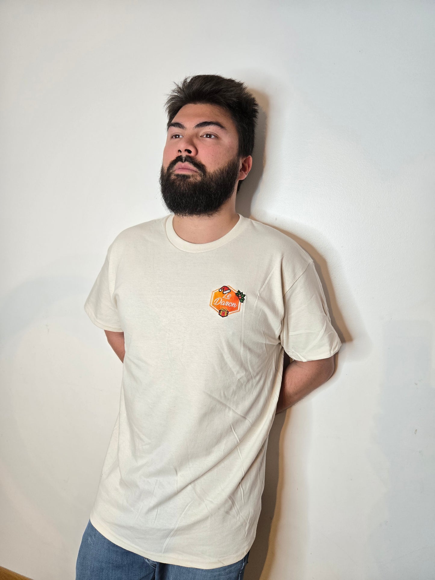 T-shirt du Daron édition Noël porté par un papa, coupe naturelle et logo brodé.