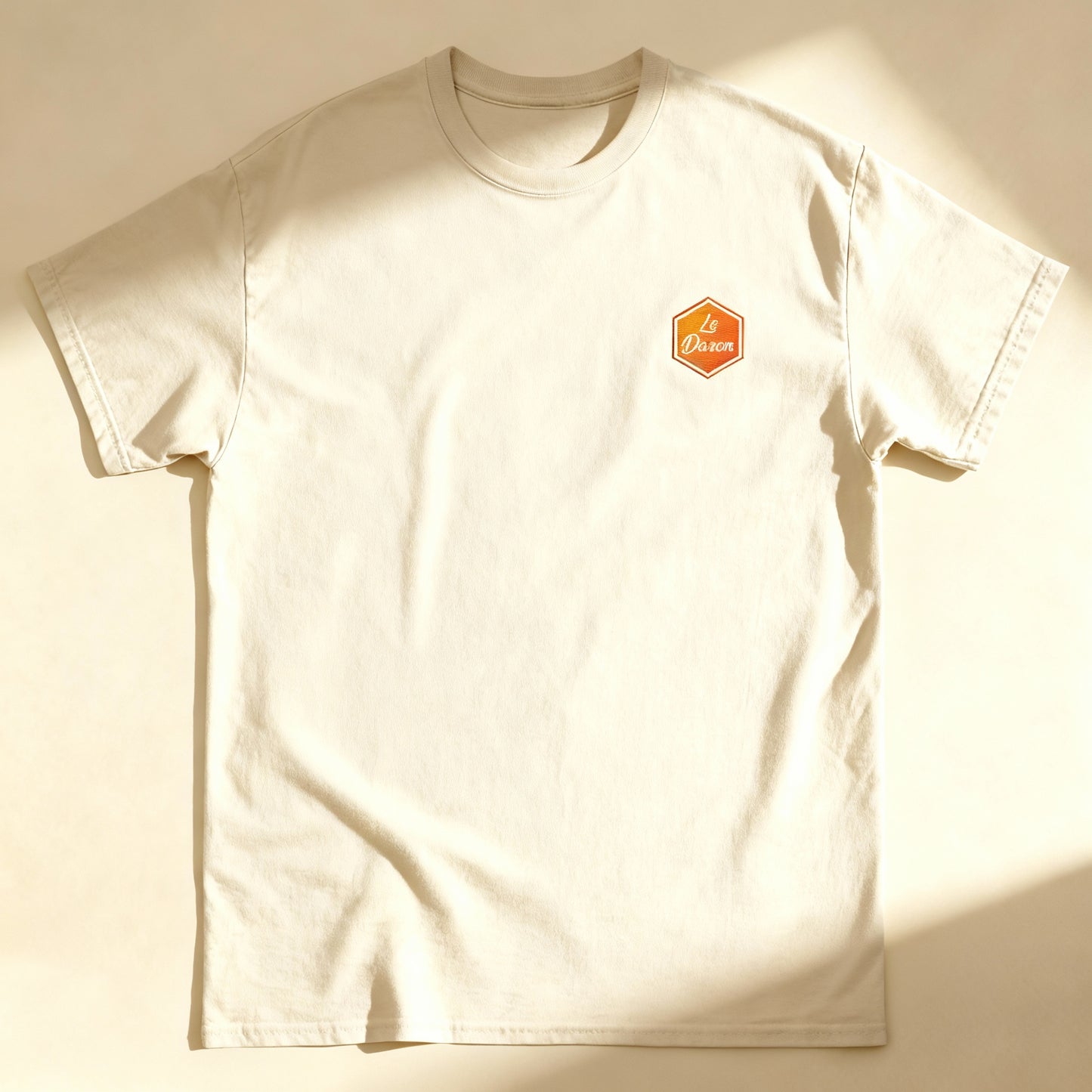 T-shirt Le Daron brodé - coloris beige naturel - à plat sur fond neutre beige