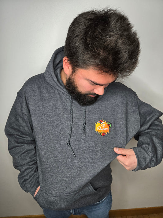 Sweat à capuche du Daron édition Noël, détail brodé visible, porté en situation réelle.