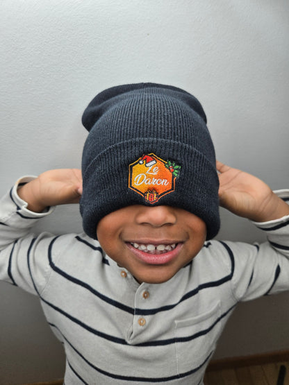 Bonnet du Daron porte par un enfant qui sourit 