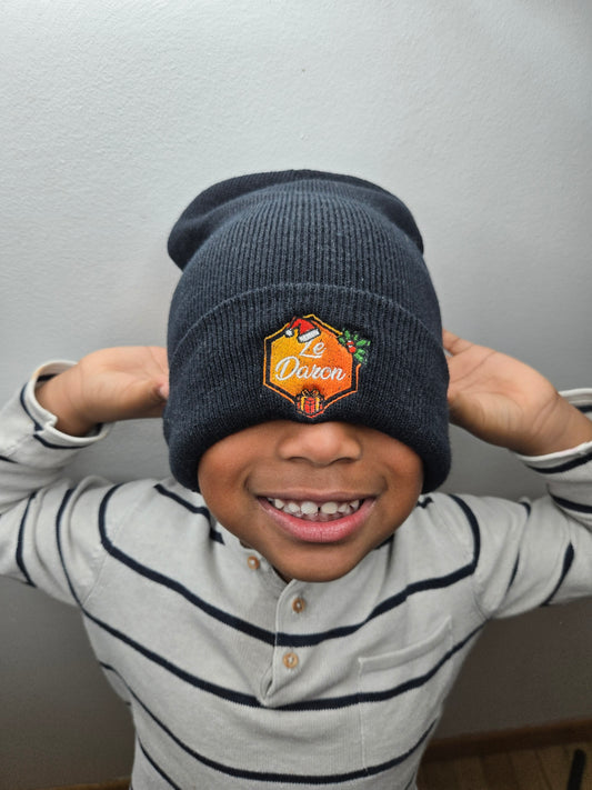 Bonnet du Daron porte par un enfant qui sourit 