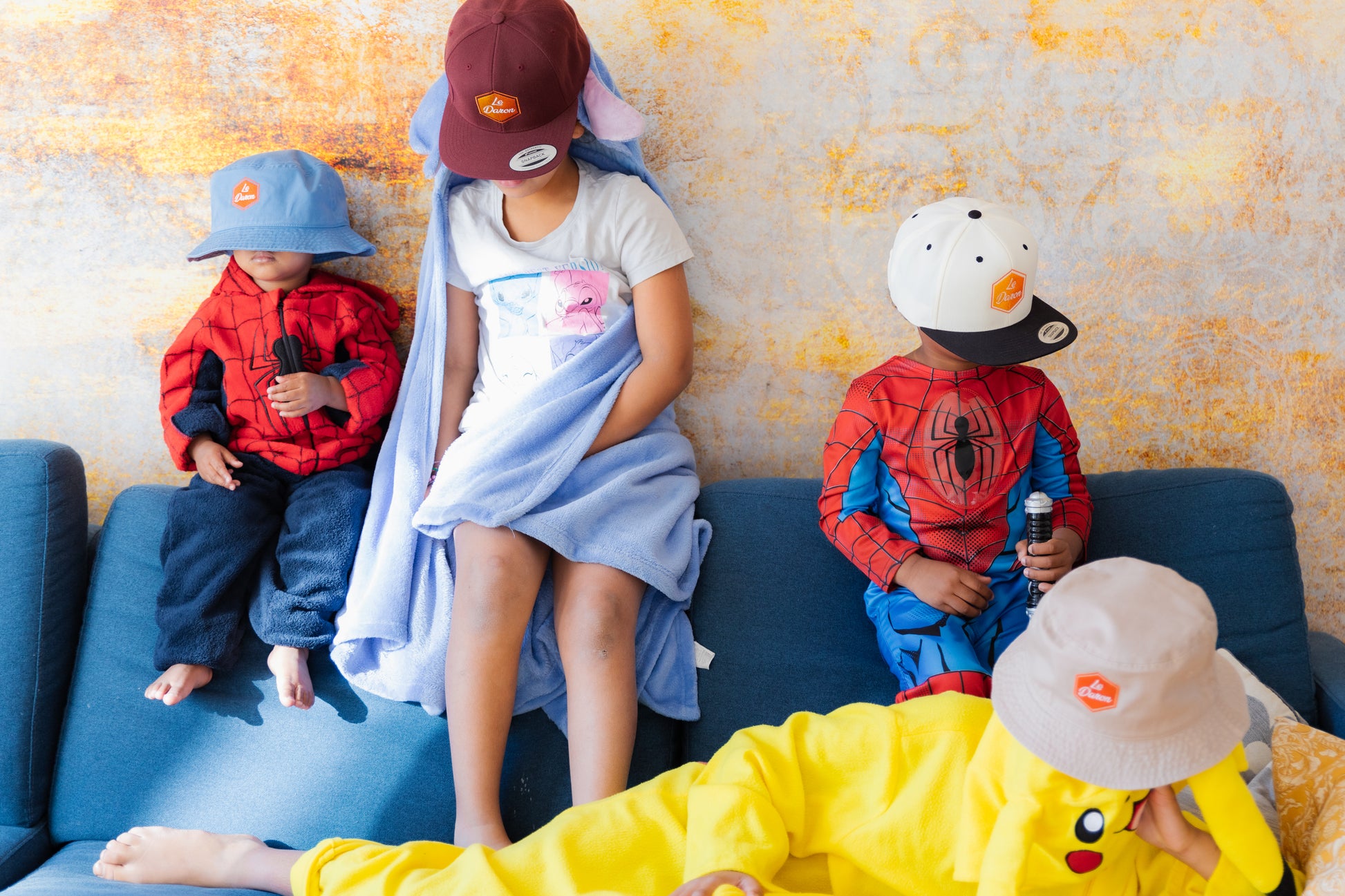 Casquette Le Daron brodée - coloris bordeaux et crème - portée par 4 enfants habillés en Spiderman, Stitch et Pikachu