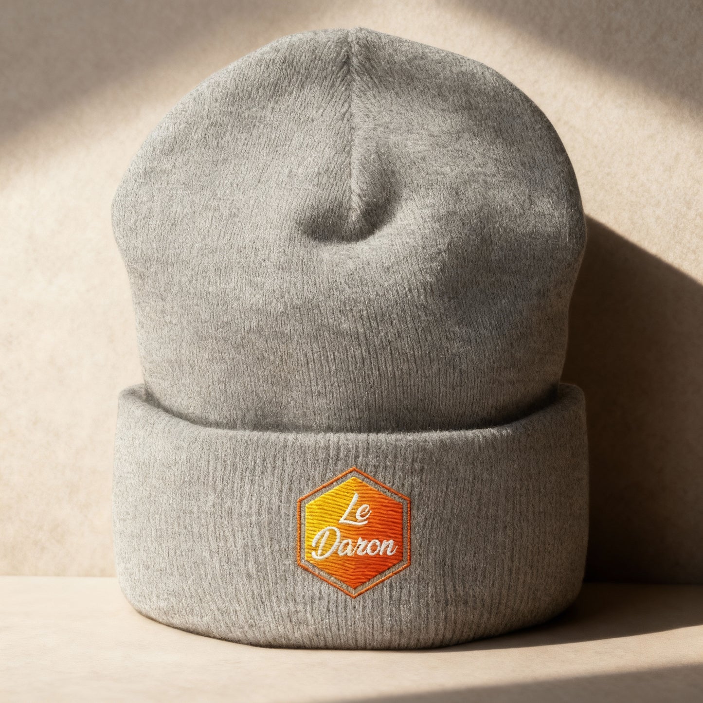 Bonnet Le Daron brodé - coloris gris chiné - à plat sur fond beige