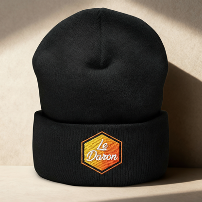 Bonnet Le Daron brodé - coloris noir classique - à plat sur fond beige