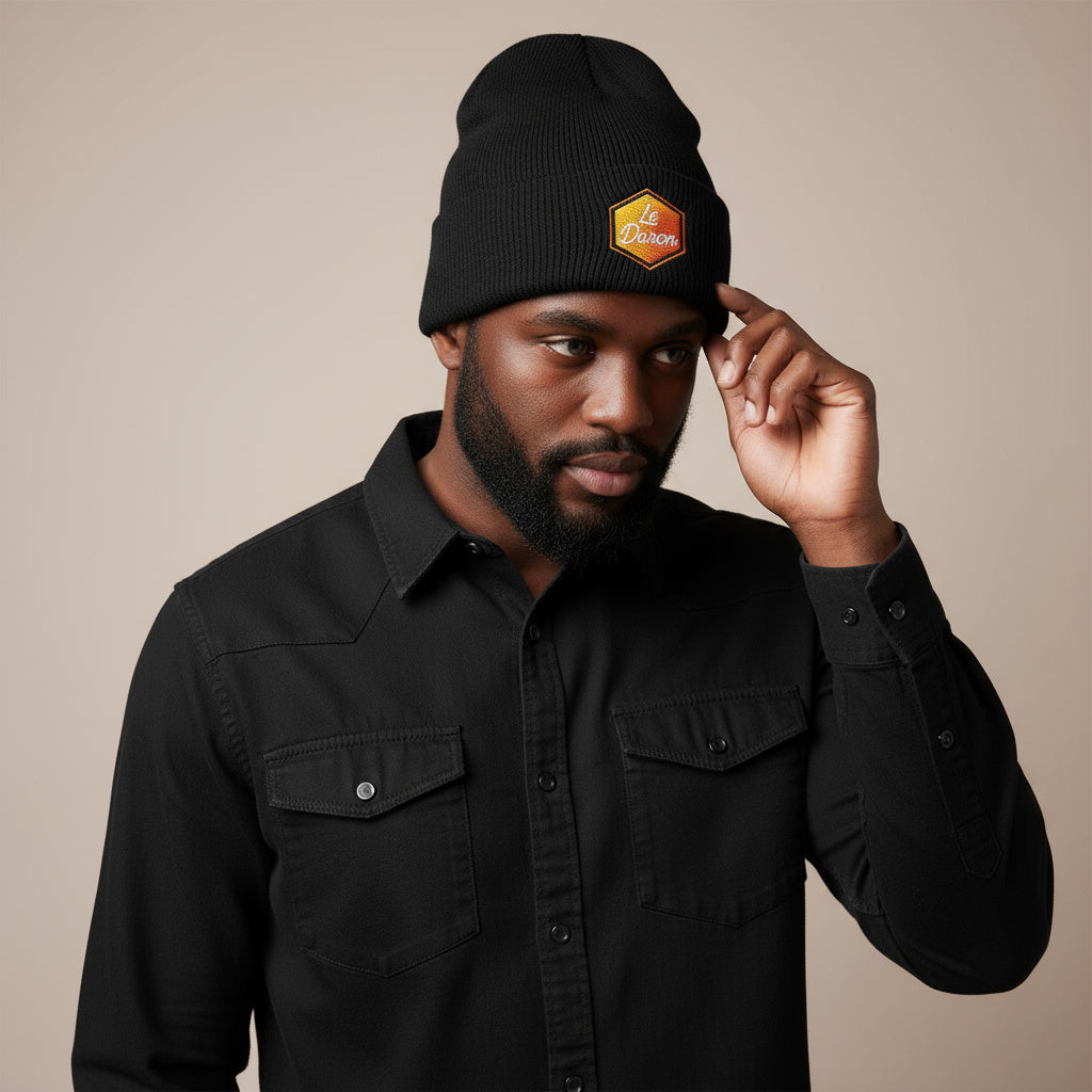 Bonnet Le Daron brodé – porté par un papa moderne – vue de profil