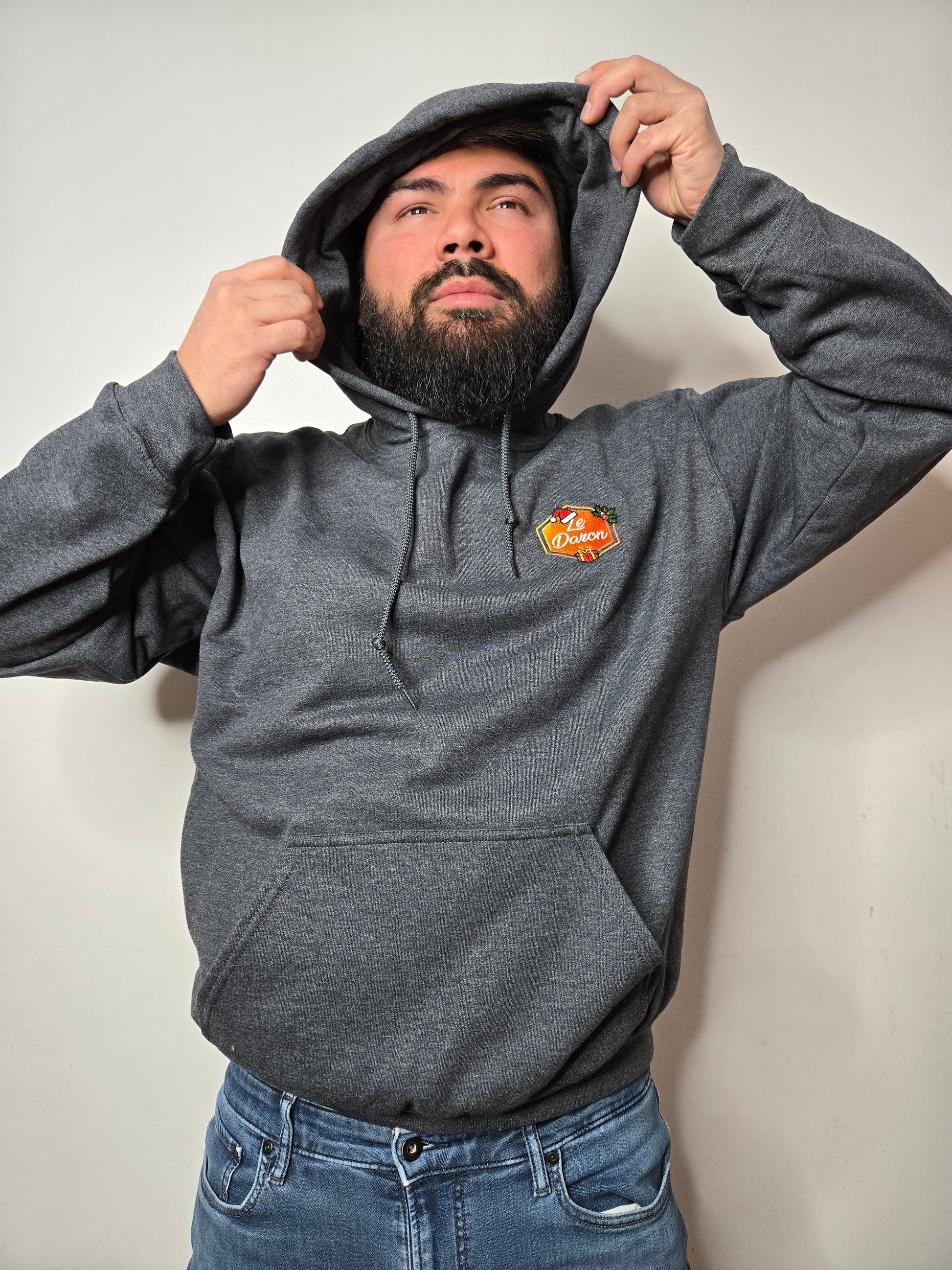Hoodie du Daron édition Noël porté par un papa, sweat gris brodé côté cœur.