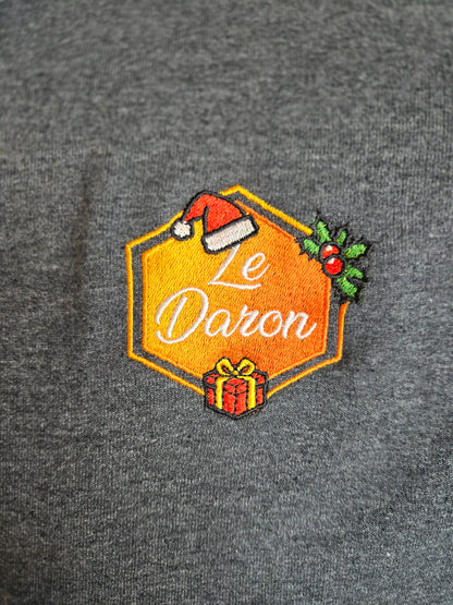 Gros plan sur la broderie édition Noël du Daron, logo orange avec bonnet et cadeau.