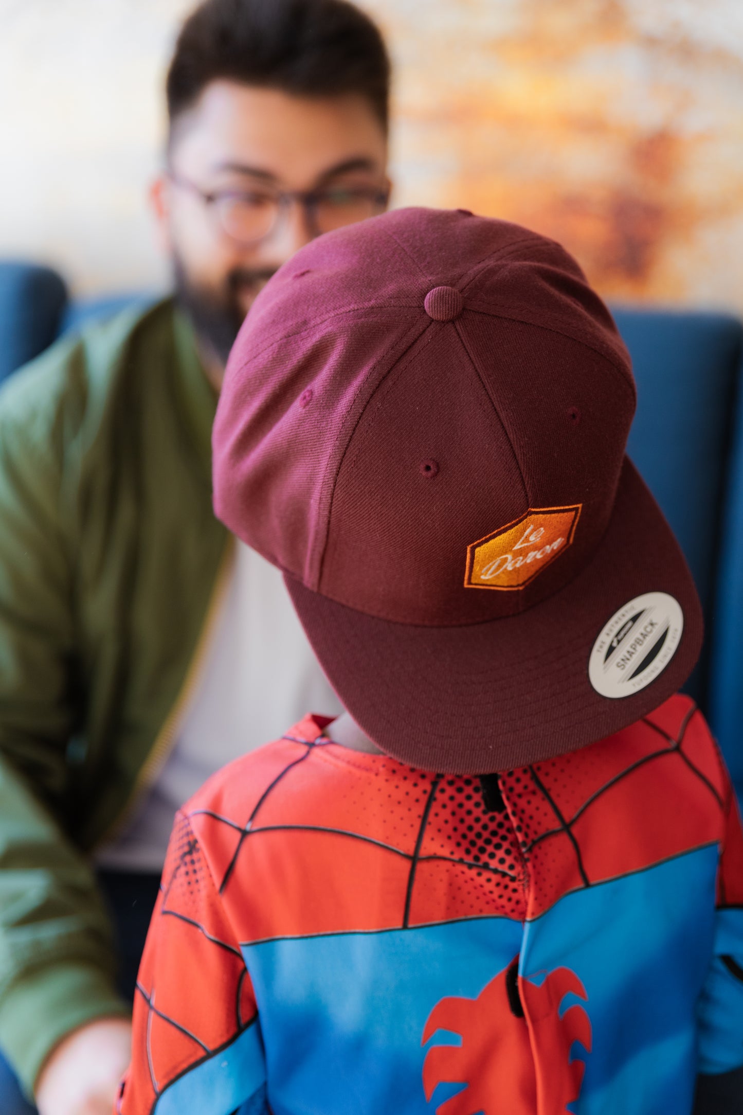 Casquette Le Daron brodée - détail du logo hexagonal orange - vue rapprochée