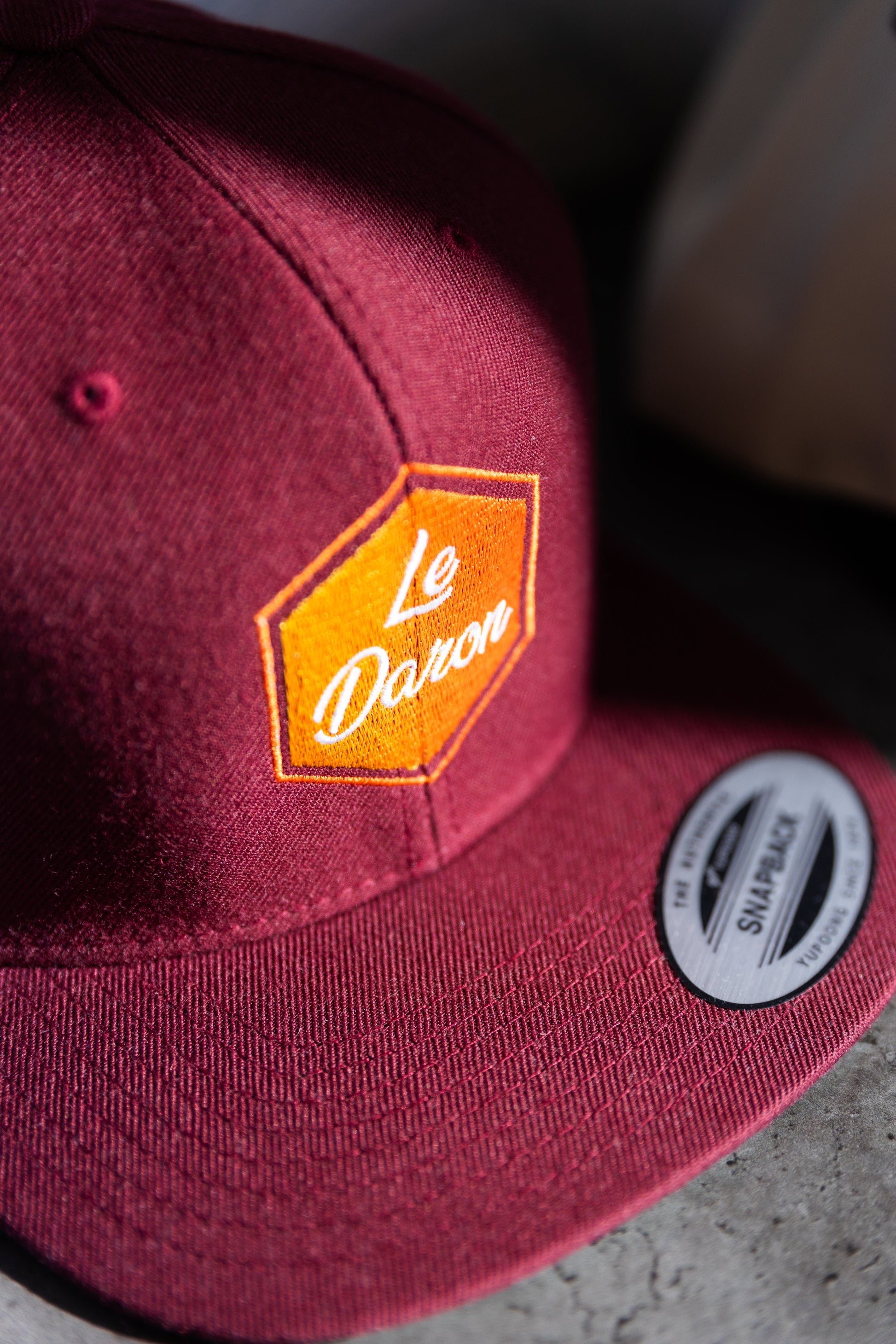 Casquette Le Daron brodée - à plat sur fond beige clair - style casual chic