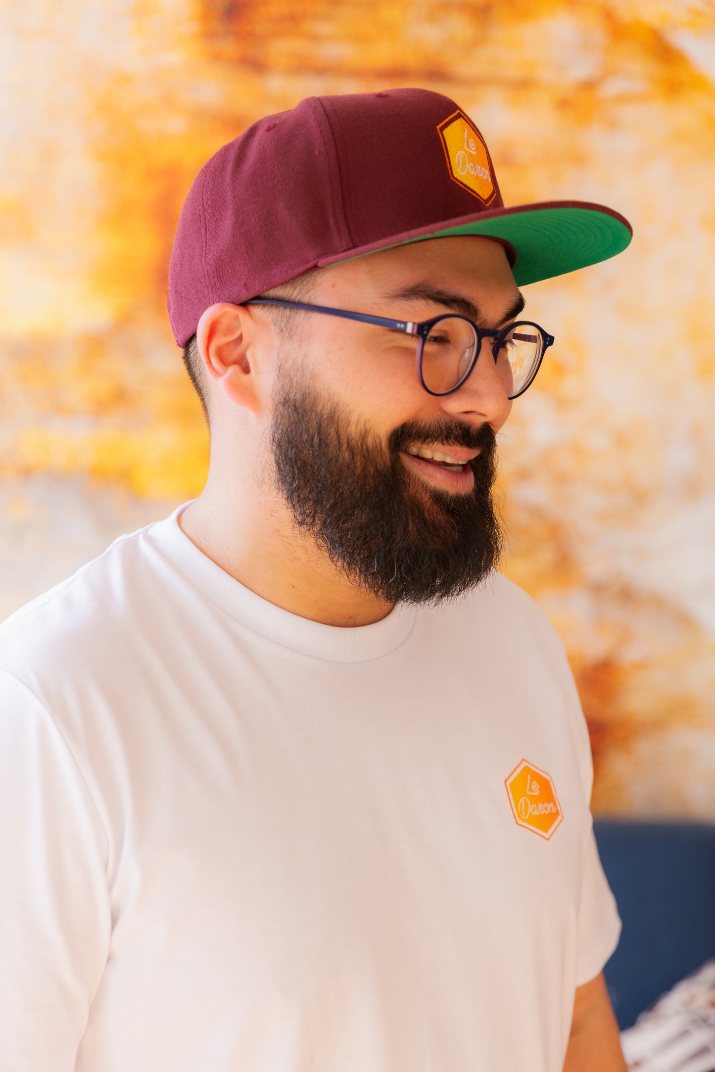 Casquette Le Daron brodée - coloris bordeaux - portée par un papa moderne