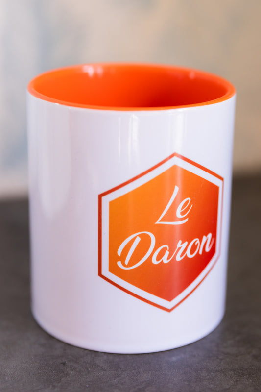 Mug Le Daron – vue rapprochée du logo officiel – fond clair neutre