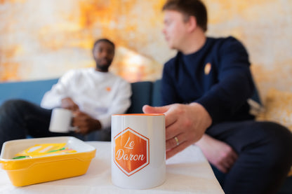 Mug Le Daron – tenu par un père relax devant son café du matin