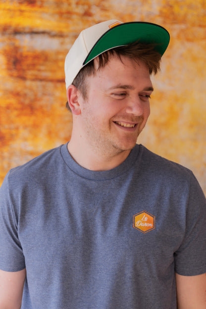 Casquette Le Daron brodée - coloris crème - portée par un papa souriant