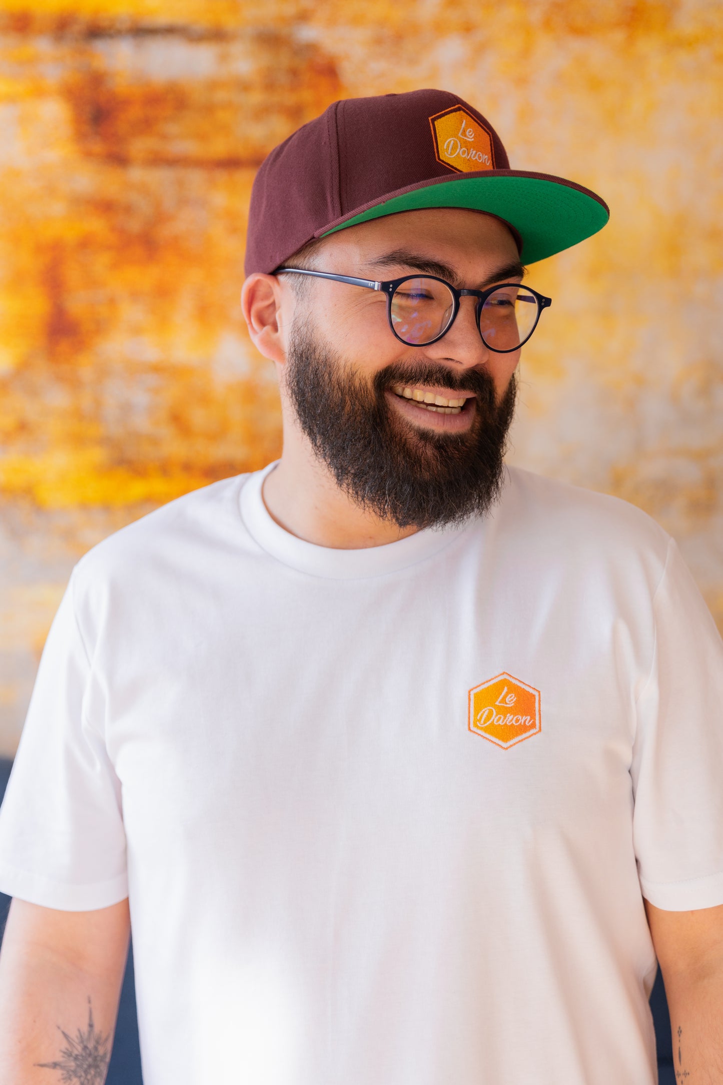 T-shirt Le Daron brodé - coloris blanc chill - porté par un père moderne souriant