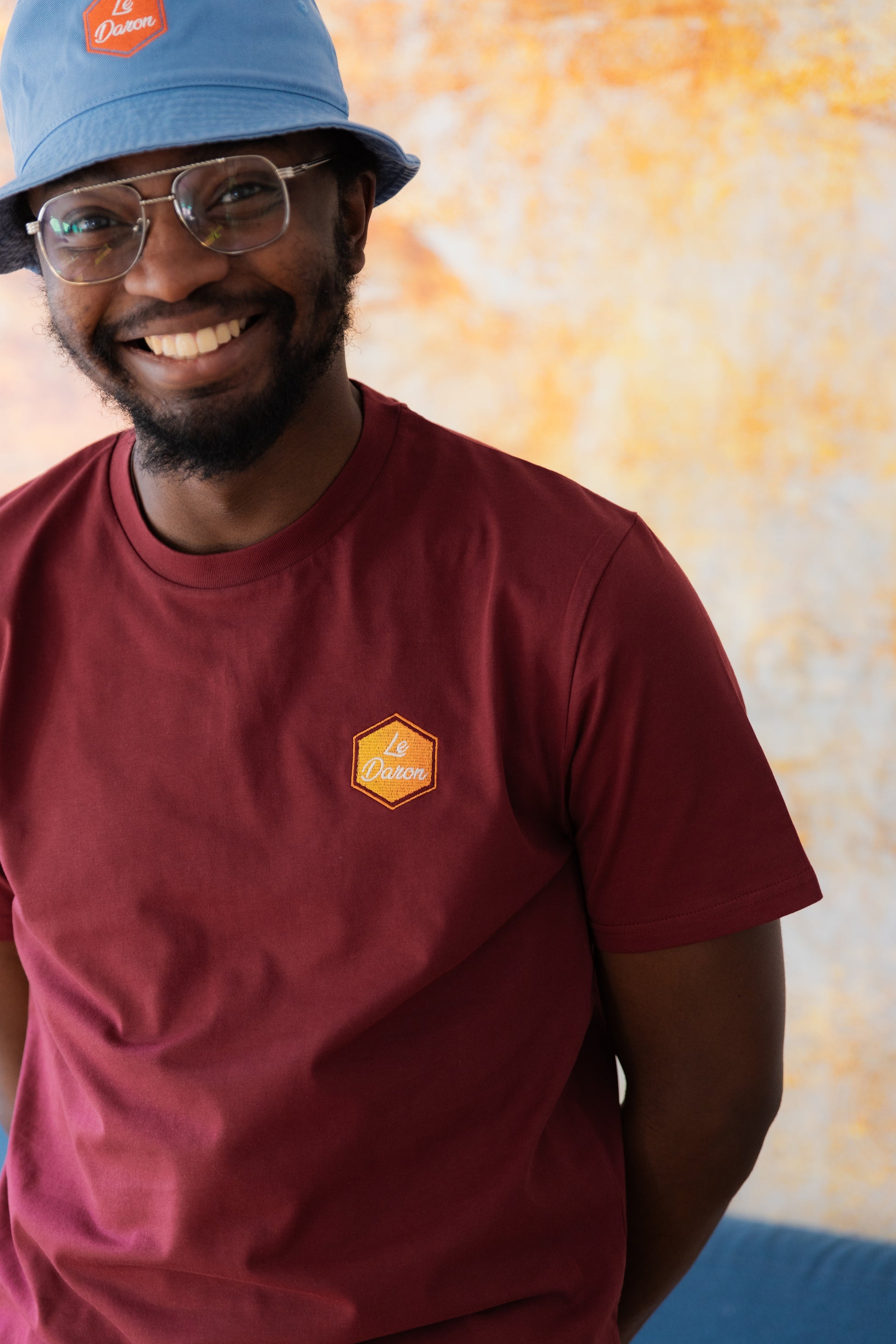 T-shirt Le Daron brodé - coloris bordeaux - porté par un père moderne souriant