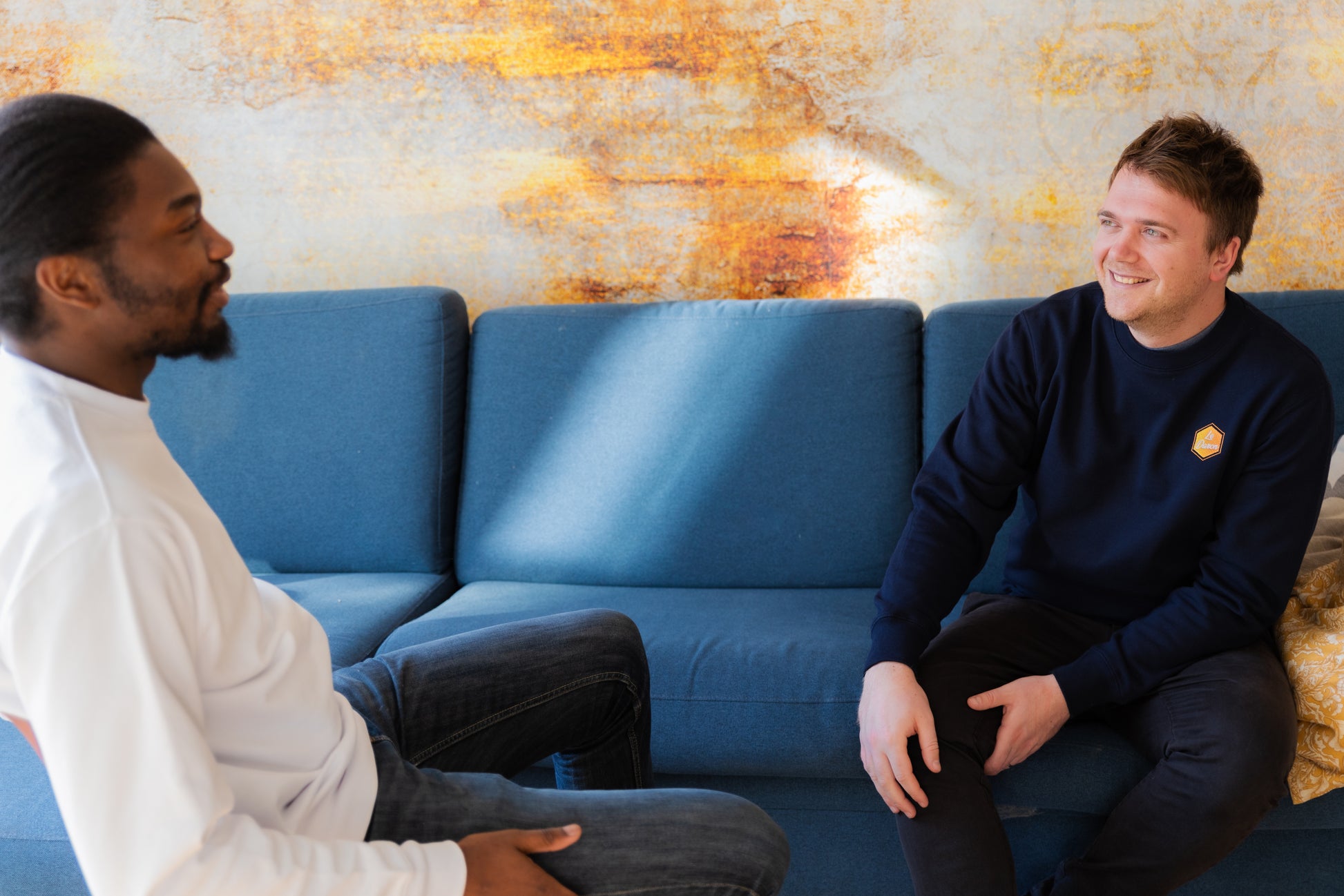 Pull col rond Le Daron brodé - coloris bleu nuit et blanc chill - en souriant, heureux d'être des papas modernes