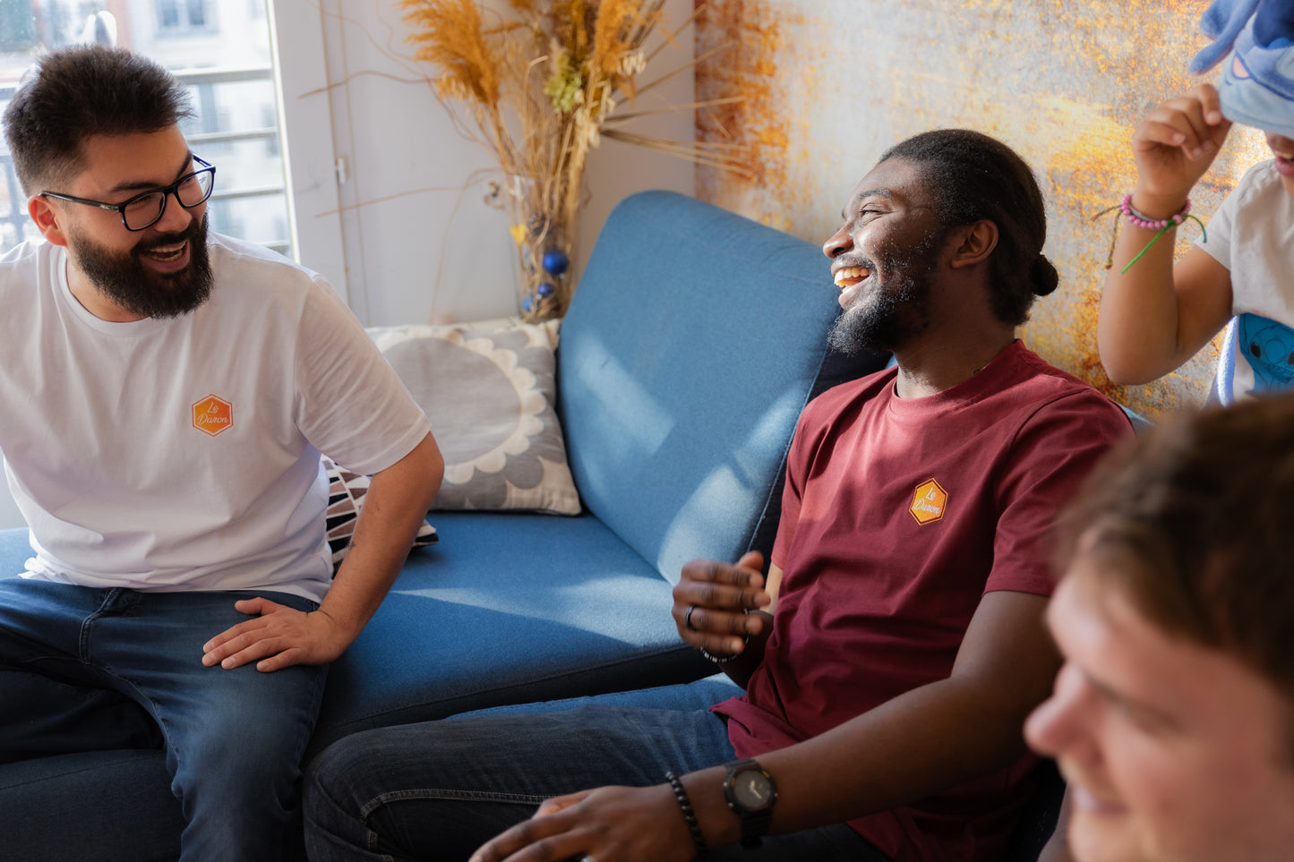 T-shirt Le Daron brodé - coloris blanc et bordeaux - porté dans une ambiance décontractée entre amis