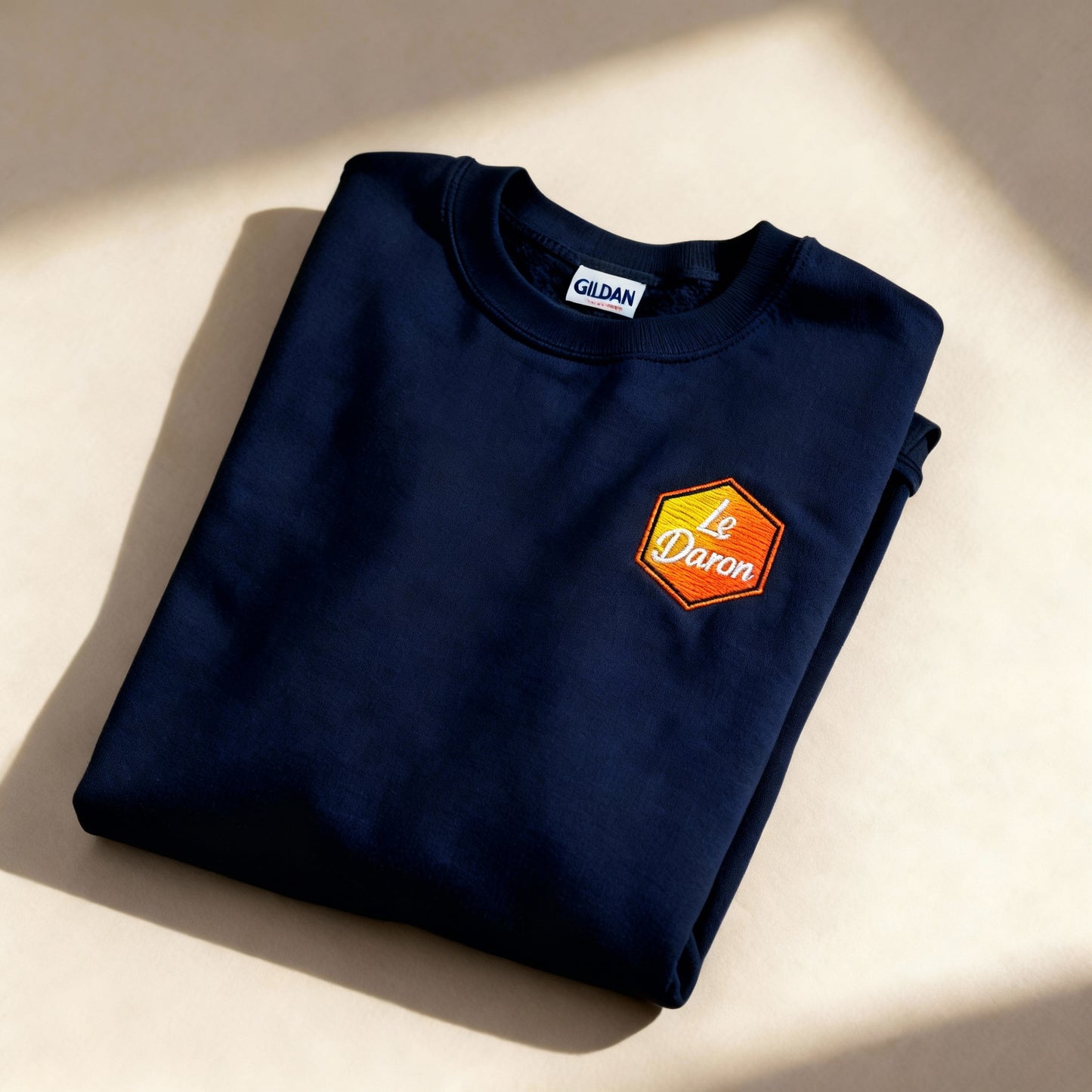 Pull col rond Le Daron brodé - coloris bleu nuit - détail du logo brodé côté cœur