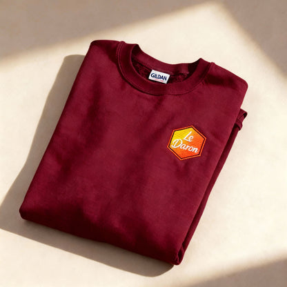 Pull col rond Le Daron brodé - coloris bordeaux - détail du logo brodé côté cœur