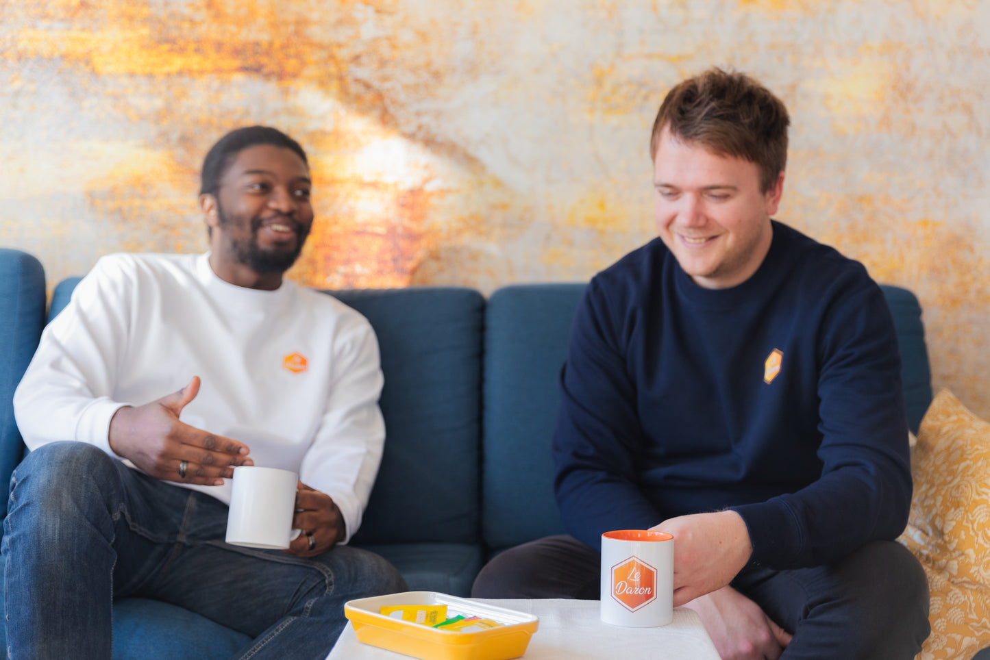 Pull col rond Le Daron brodé - coloris bleu nuit et blanc chill - en situation lifestyle, ambiance chaleureuse