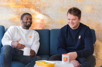 Pull col rond Le Daron brodé - coloris bleu nuit et blanc chill - en situation lifestyle, ambiance chaleureuse