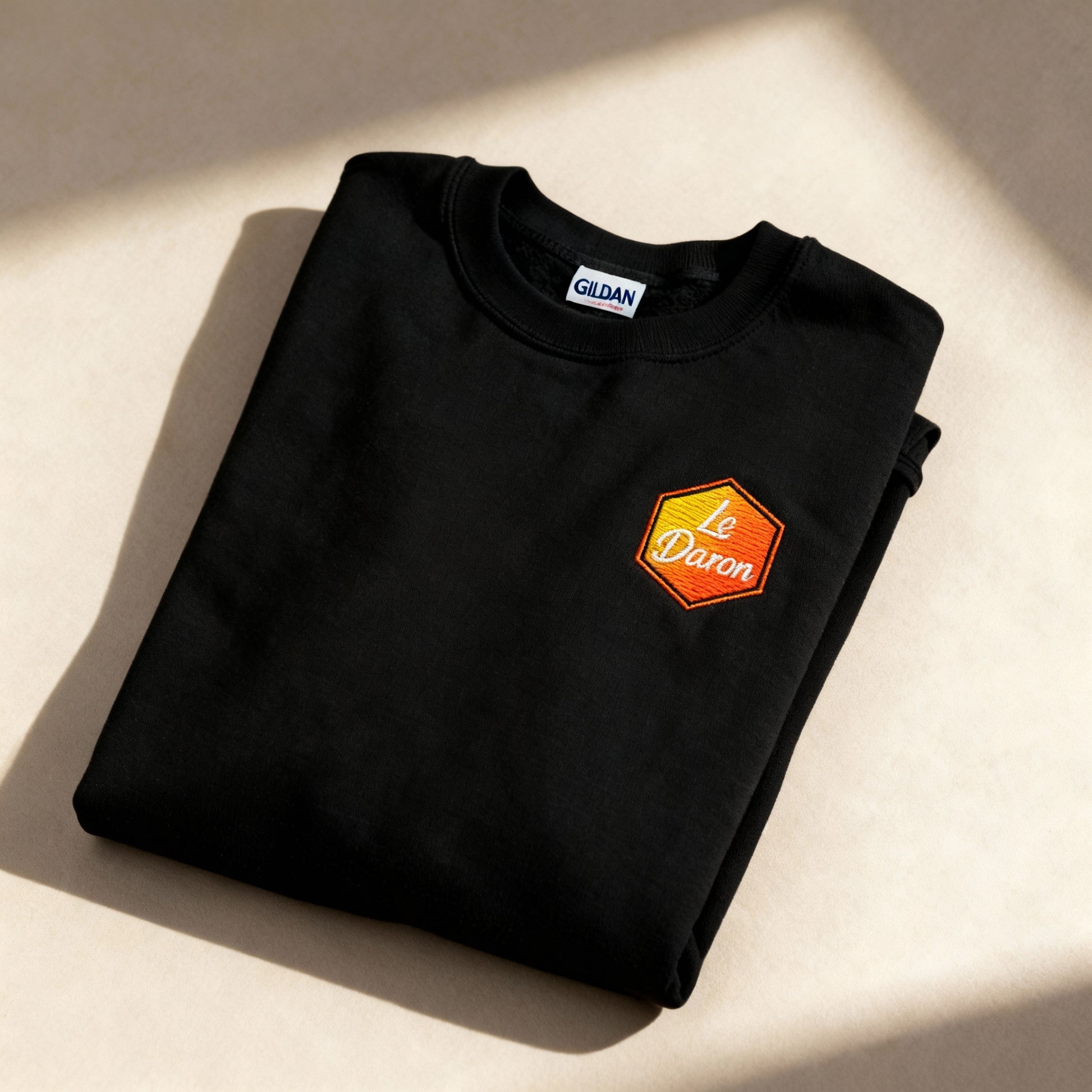 Pull col rond Le Daron brodé - coloris noir - détail du logo brodé côté cœur