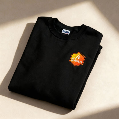 Pull col rond Le Daron brodé - coloris noir - détail du logo brodé côté cœur