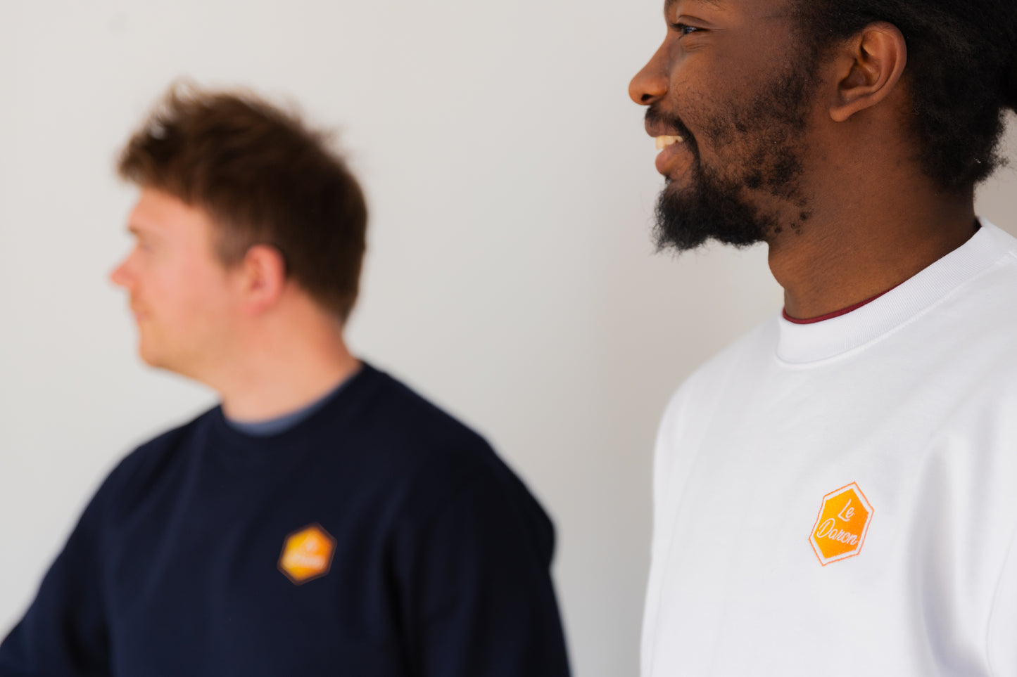 Pull col rond Le Daron brodé - coloris bleu nuit et blanc chill - porté par deux pères modernes