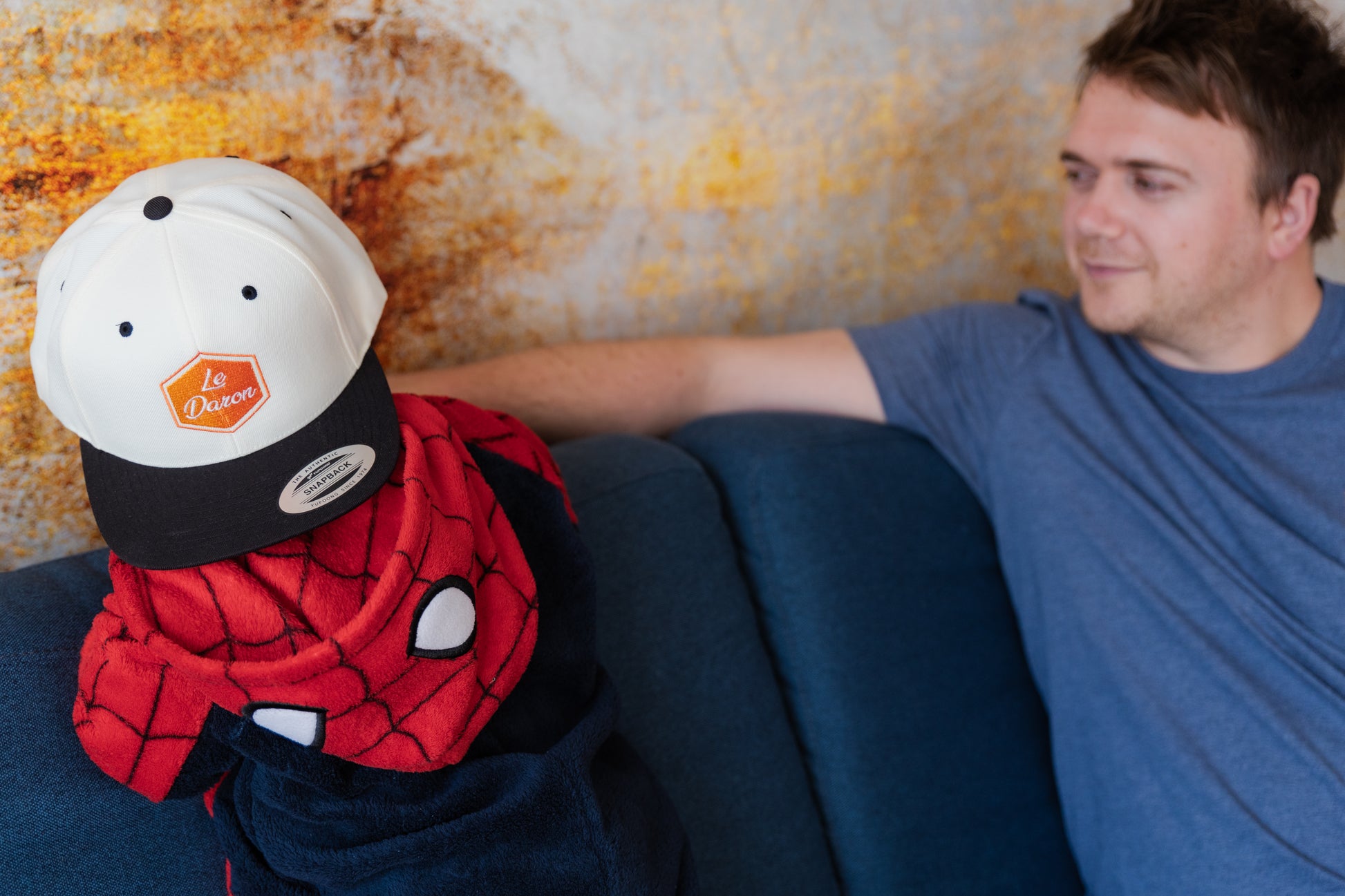 Casquette Le Daron brodée - coloris bordeaux - portée par un bébé habillé en Spiderman