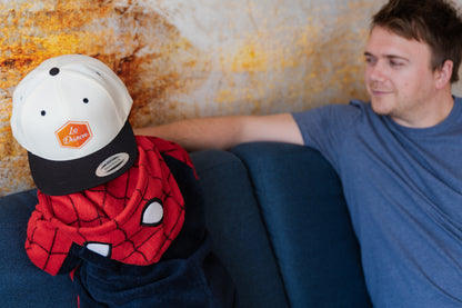 Casquette Le Daron brodée - coloris bordeaux - portée par un bébé habillé en Spiderman