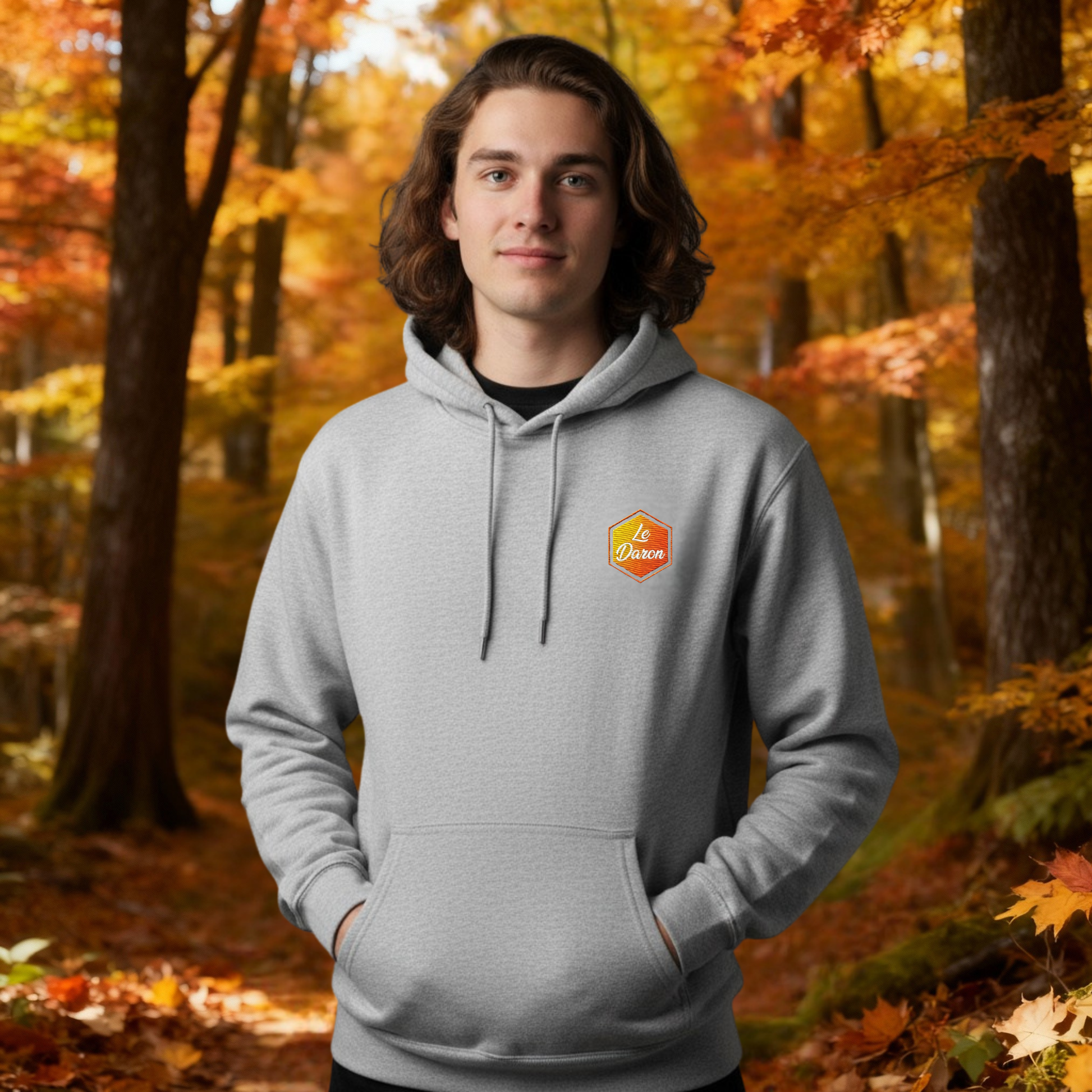 Sweat à capuche Le Daron brodé – coloris gris chiné – porté par un papa en extérieur automnal