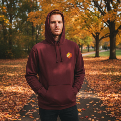 Sweat à capuche Le Daron brodé - coloris bordeaux - porté par un papa en extérieur automnal