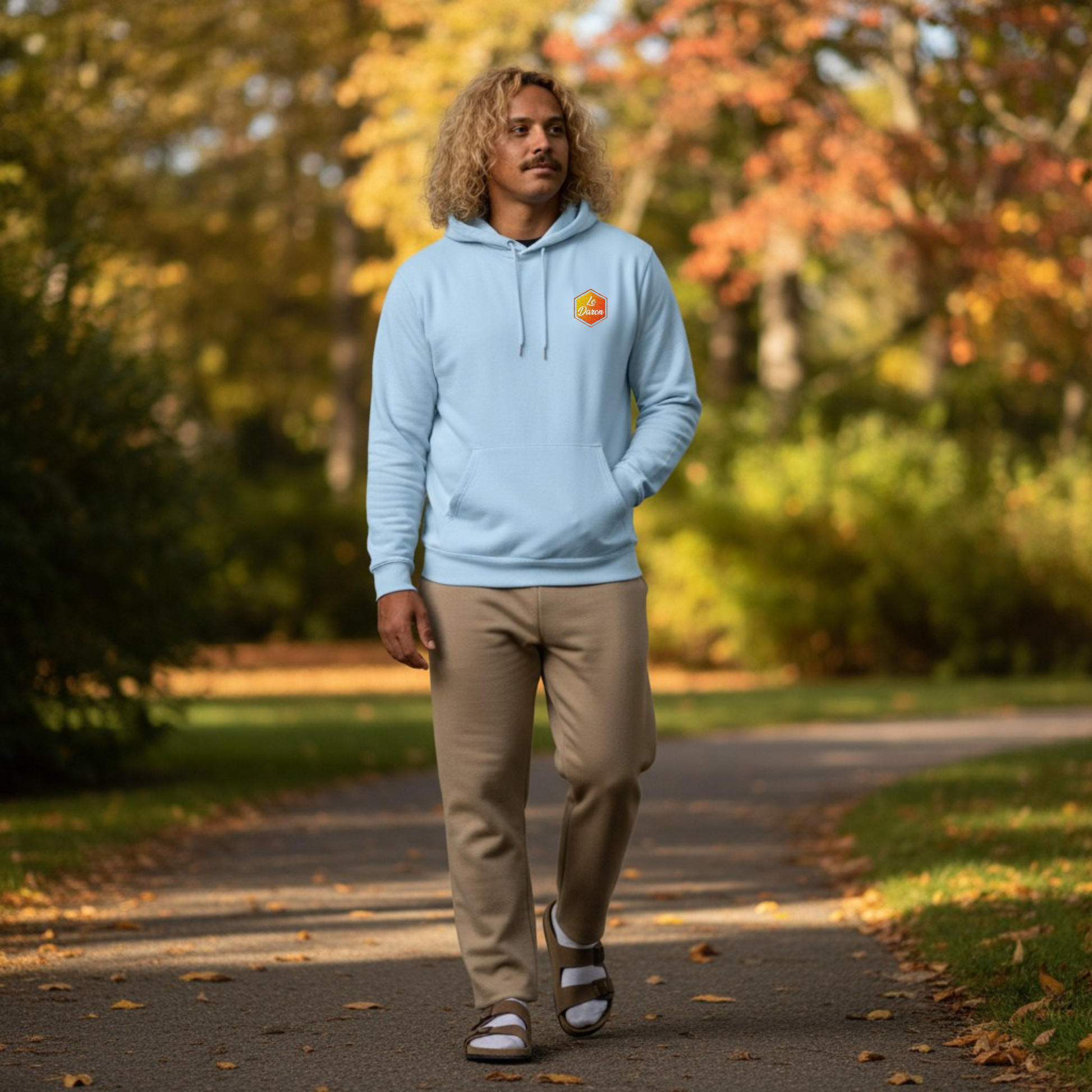 Sweat à capuche Le Daron brodé – coloris bleu matinal – porté par un papa en extérieur automnal