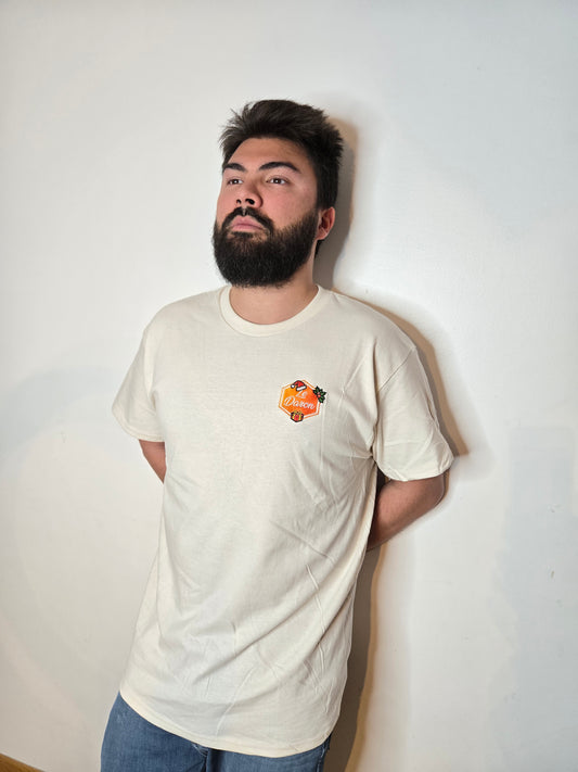 T-shirt du Daron édition Noël porté par un papa, logo brodé sur le cœur, coupe unisexe couleur natural.