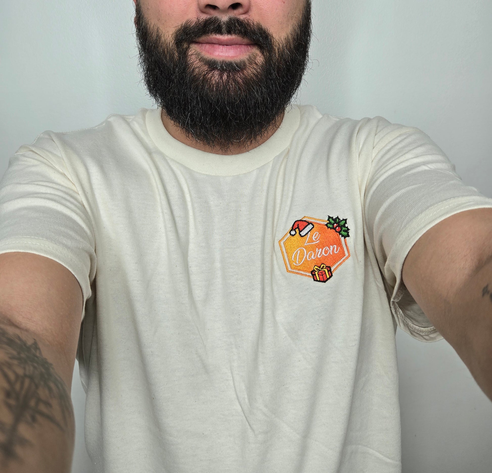 Gros plan sur le t-shirt du Daron édition Noël, détail du logo brodé spécial Noël côté cœur.