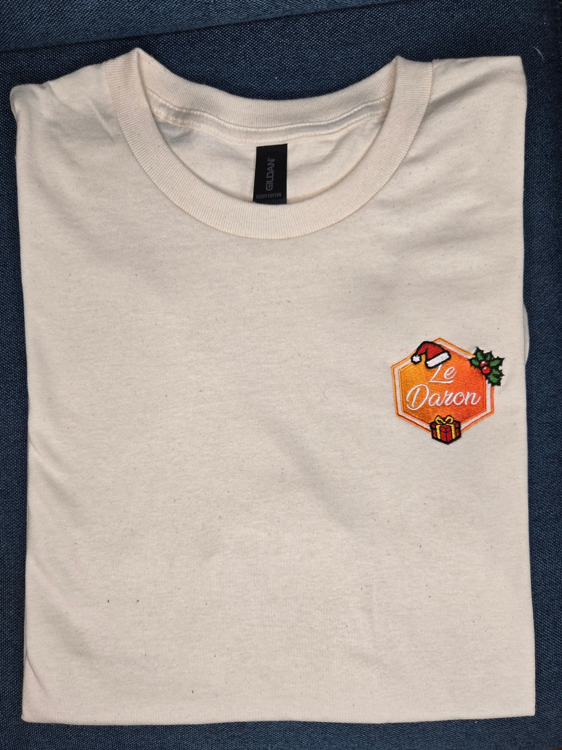 T-shirt du Daron édition Noël présenté à plat, broderie festive visible, couleur natural.