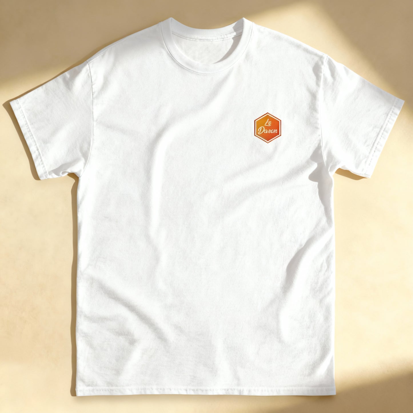 T-shirt Le Daron brodé - coloris blanc chill - à plat sur fond neutre beige