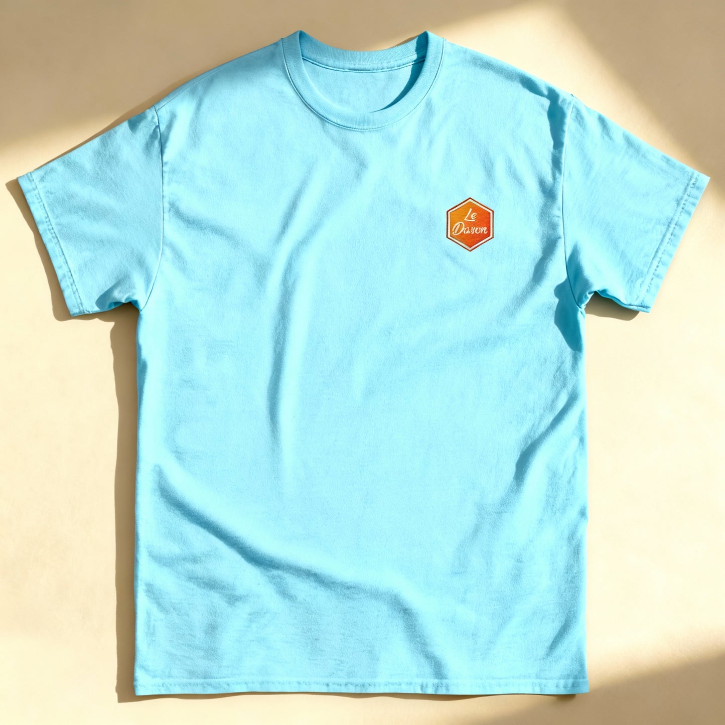 T-shirt Le Daron brodé - coloris bleu matinal - à plat sur fond neutre beige