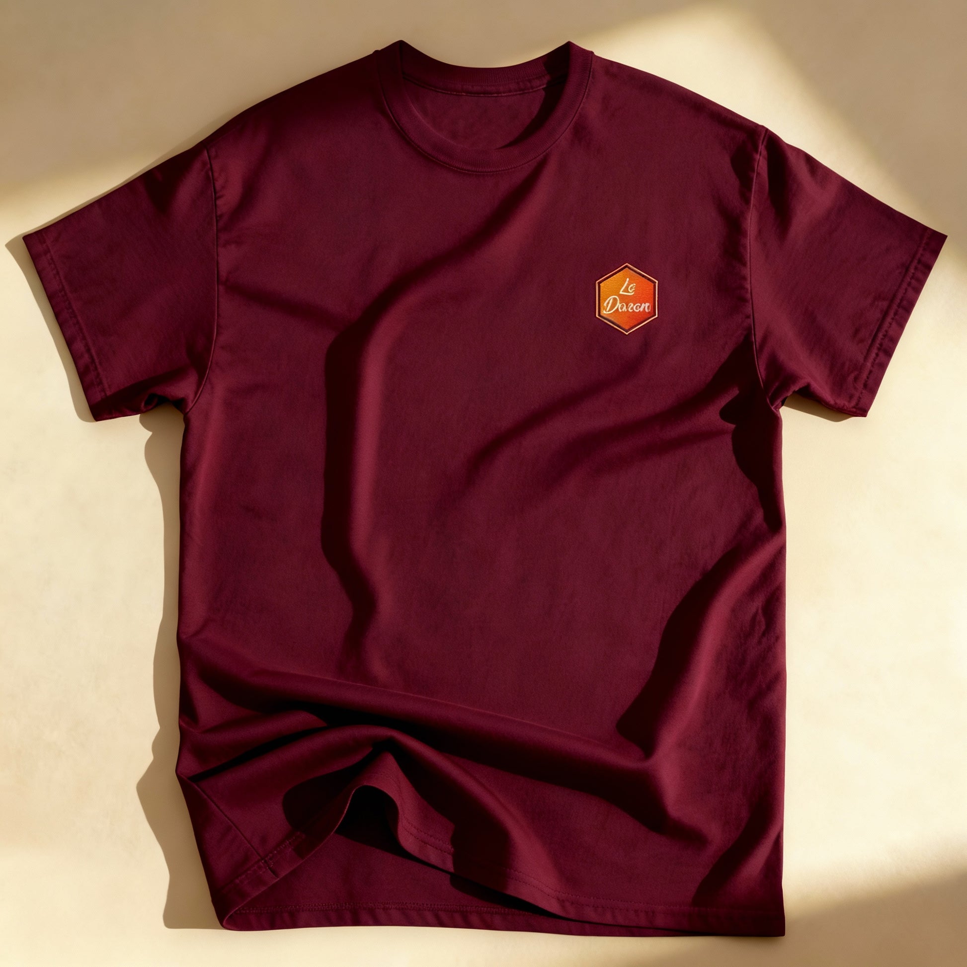 T-shirt Le Daron brodé - coloris bordeaux - à plat sur fond neutre beige